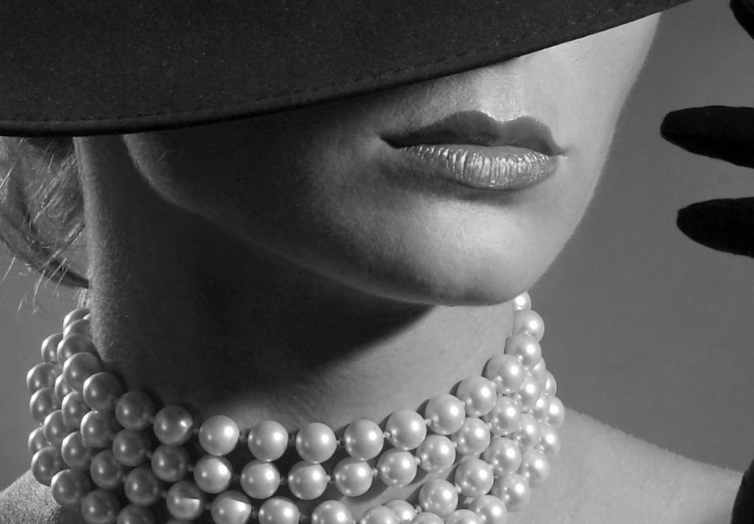 Poster Black Elegance - elegant black and white portrait of woman with cigarette
