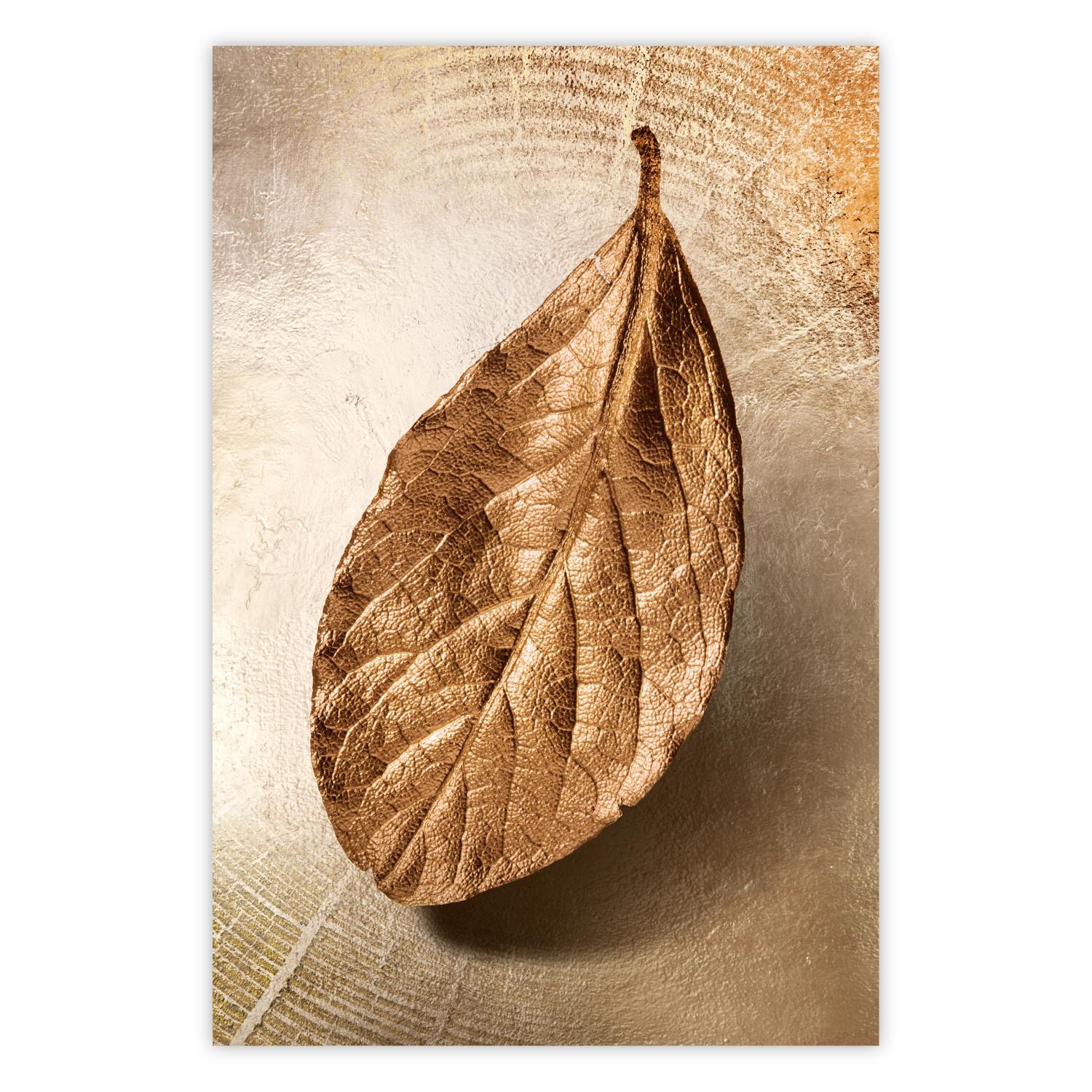 Poster Golden Lightness - golden leaf with distinct texture on a beige background