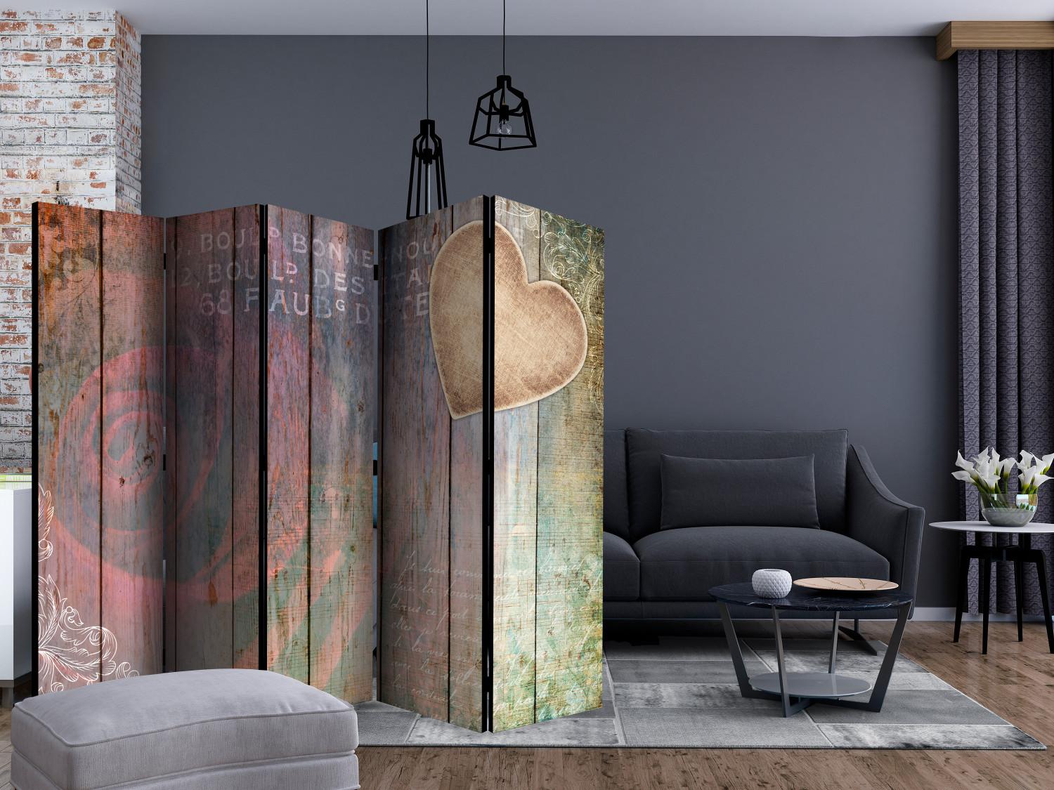 Room Divider Sculpted Memory II (5-piece) - heart and rose against a backdrop of planks