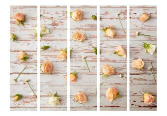 Room Divider Wood and Roses II (5-piece) - composition with flowers on a board background