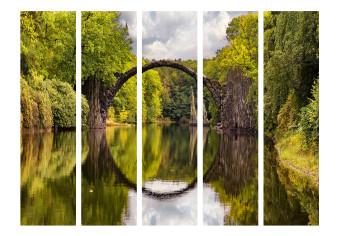 Room Divider Devil's Bridge in Kromlau, Germany II - lake with an illusion of a circular bridge