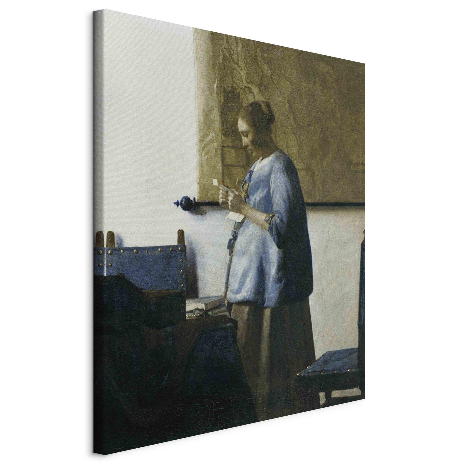 Canvas Woman in blue reading a letter